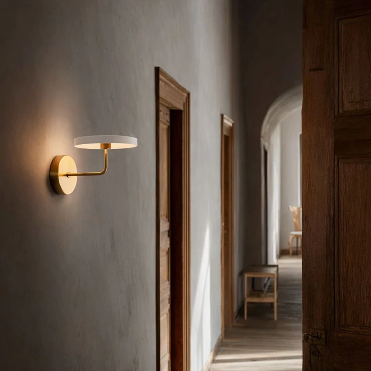 20251031_1001_Minimal Lamp Design_remix_01k8wqyx74fcevd54hfw1d8ac3-1.png