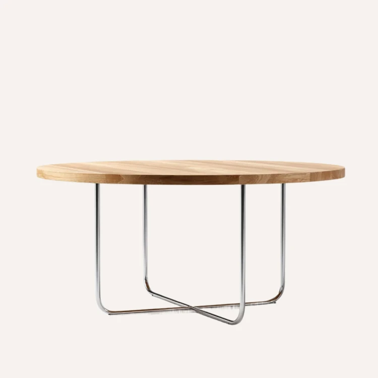 20251031_1058_Modern Chair Focus_remix_01k8wv6tgaevbvbsb6m1wrcp9j.png